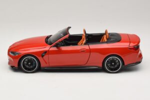 BMW M4 G83 Cabriolet Red Metallic Minichamps 1:18 110021030 Metal - imagem 4 de 8