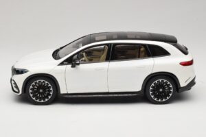 Mercedes EQS SUV X296 Manufaktur Diamond White NZG 1:18 B66960590 Metal - imagem 4 de 8