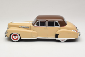 Cadillac Fleetwood Series 60 Special Bege MCG 1:18 MCG18656 Metal - imagem 3 de 6