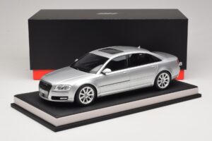 Audi A8 D3 W12 Ice Silver Metallic MotorHelix 1:18 MH030ISM Resina - imagem 7 de 7