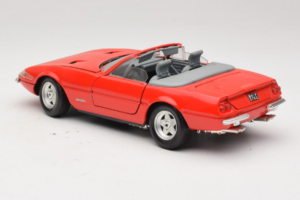 Ferrari 365 GTS/4 Spider Vermelho Techno Giodi 1:18 40028-P1 Metal - imagem 7 de 8