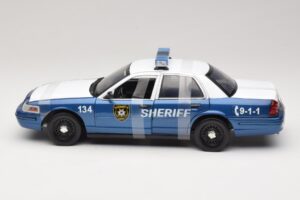 Ford Crown Victoria Police Interceptor The Walking Dead Greenlight 1:18 12957 Metal - imagem 3 de 6
