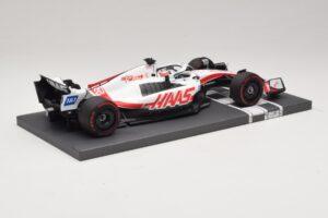 Haas VF-22 K. Magnussen Pole Position Brazilian GP 2022 Minichamps 1:18 117222120 Resina - imagem 2 de 7