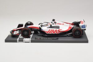 Haas VF-22 K. Magnussen Pole Position Brazilian GP 2022 Minichamps 1:18 117222120 Resina - imagem 3 de 7