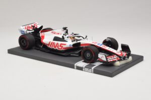 Haas VF-22 K. Magnussen Pole Position Brazilian GP 2022 Minichamps 1:18 117222120 Resina - imagem 4 de 7