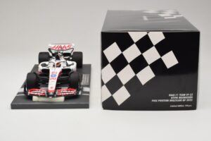 Haas VF-22 K. Magnussen Pole Position Brazilian GP 2022 Minichamps 1:18 117222120 Resina - imagem 6 de 7