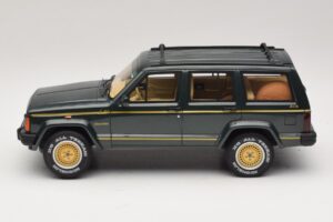 Jeep Cherokee XJ Limited Dark Hunter Green Otto 1:18 OT1340 Resina - imagem 3 de 6