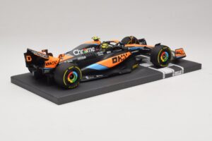 McLaren MCL60 #4 L. Norris 2nd Place Hungarian GP 2023 Minichamps 1:18 537233004 Resina - imagem 2 de 7