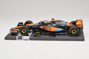 McLaren MCL60 #4 L. Norris 2nd Place Hungarian GP 2023 Minichamps 1:18 537233004 Resina - imagem 3 de 7