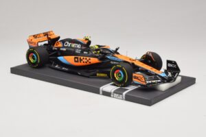McLaren MCL60 #4 L. Norris 2nd Place Hungarian GP 2023 Minichamps 1:18 537233004 Resina - imagem 4 de 7