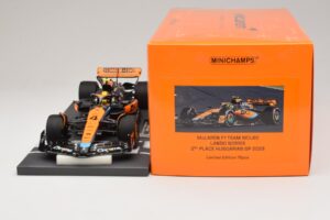 McLaren MCL60 #4 L. Norris 2nd Place Hungarian GP 2023 Minichamps 1:18 537233004 Resina - imagem 6 de 7