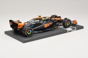 McLaren MCL60 #4 L. Norris 2nd Place Japanese GP 2023 Minichamps 1:18 537233504 Resina - imagem 2 de 7
