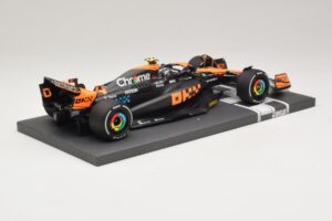 McLaren MCL60 #4 L. Norris 2nd Place Singapore GP 2023 Minichamps 1:18 537233404 Resina - imagem 2 de 7