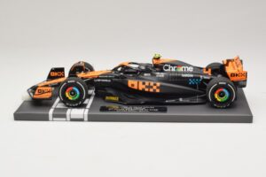 McLaren MCL60 #4 L. Norris 2nd Place Singapore GP 2023 Minichamps 1:18 537233404 Resina - imagem 3 de 7