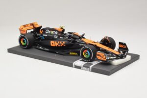 McLaren MCL60 #4 L. Norris 2nd Place Singapore GP 2023 Minichamps 1:18 537233404 Resina - imagem 4 de 7