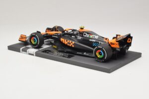 McLaren MCL60 #4 L. Norris 2nd Place Singapore GP 2023 Minichamps 1:18 537233404 Resina - imagem 5 de 7