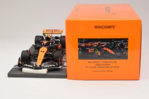McLaren MCL60 #4 L. Norris 2nd Place Singapore GP 2023 Minichamps 1:18 537233404 Resina - imagem 6 de 7