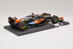 McLaren MCL60 #81 O. Piastri Hungarian GP 2023 Minichamps 1:18 537233081 Resina - imagem 2 de 7