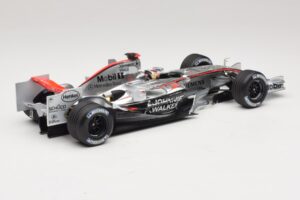 McLaren MP4/21 #3 K. Raikkonen 2006 Minichamps 1:18 530061803 Resina - imagem 2 de 7