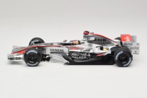McLaren MP4/21 #3 K. Raikkonen 2006 Minichamps 1:18 530061803 Resina - imagem 3 de 7