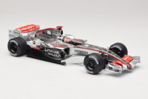 McLaren MP4/21 #3 K. Raikkonen 2006 Minichamps 1:18 530061803 Resina - imagem 4 de 7