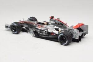McLaren MP4/21 #3 K. Raikkonen 2006 Minichamps 1:18 530061803 Resina - imagem 5 de 7