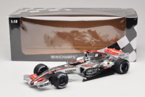McLaren MP4/21 #3 K. Raikkonen 2006 Minichamps 1:18 530061803 Resina - imagem 7 de 7