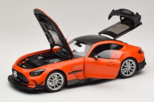Mercedes AMG GT Black Series C190 Laranja com Jantes Prateadas Minichamps 1:18 110032024 Metal - imagem 2 de 8