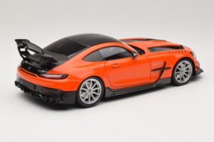 Mercedes AMG GT Black Series C190 Laranja com Jantes Prateadas Minichamps 1:18 110032024 Metal - imagem 3 de 8