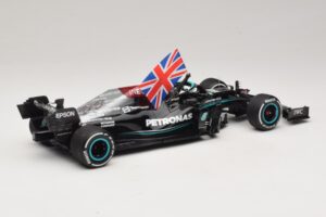 Mercedes AMG Petronas W12 E Performance L. Hamilton Winner British GP 2021 Minichamps 1:18 110211144 Resina - imagem 2 de 7