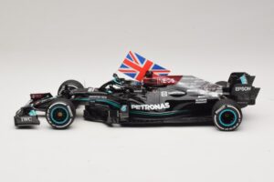 Mercedes AMG Petronas W12 E Performance L. Hamilton Winner British GP 2021 Minichamps 1:18 110211144 Resina - imagem 3 de 7