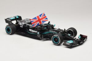 Mercedes AMG Petronas W12 E Performance L. Hamilton Winner British GP 2021 Minichamps 1:18 110211144 Resina - imagem 4 de 7