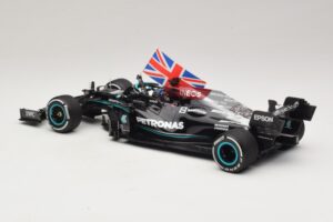 Mercedes AMG Petronas W12 E Performance L. Hamilton Winner British GP 2021 Minichamps 1:18 110211144 Resina - imagem 5 de 7