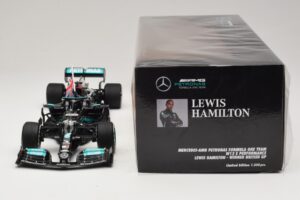 Mercedes AMG Petronas W12 E Performance L. Hamilton Winner British GP 2021 Minichamps 1:18 110211144 Resina - imagem 6 de 7