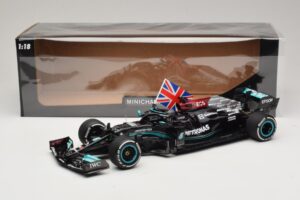 Mercedes AMG Petronas W12 E Performance L. Hamilton Winner British GP 2021 Minichamps 1:18 110211144 Resina - imagem 7 de 7