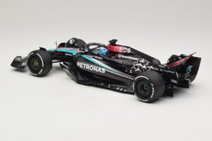 Mercedes AMG Petronas W15 E Performance G. Russell 2024 Minichamps 1:18 110240163 Resina - imagem 5 de 7