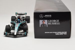 Mercedes AMG Petronas W15 E Performance G. Russell 2024 Minichamps 1:18 110240163 Resina - imagem 6 de 7