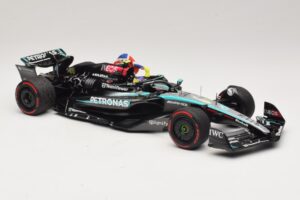 Mercedes AMG Petronas W15 E Performance L. Hamilton Winner British GP 2024 Minichamps 1:18 110241244 Resina - imagem 4 de 7