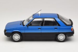 Renault 11 GTL Taxi James Bond MCG 1:18 MCG18833 Metal - imagem 3 de 6