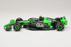 Stake Kick Sauber C44 G. Zhou Emilia Romagna GP 2024 Minichamps 1:18 117240124 Resina - imagem 3 de 7