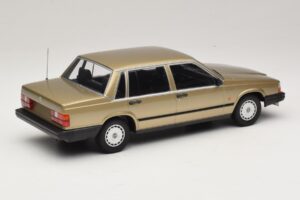 Volvo 740 GL Dourado Minichamps 1:18 155171700 Metal - imagem 2 de 6