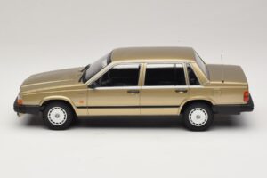 Volvo 740 GL Dourado Minichamps 1:18 155171700 Metal - imagem 3 de 6