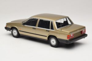 Volvo 740 GL Dourado Minichamps 1:18 155171700 Metal - imagem 5 de 6