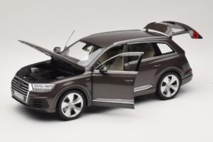 Audi Q7 4M Argus Brown Minichamps 1:18 5011407615 Metal - imagem 2 de 8