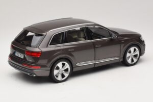 Audi Q7 4M Argus Brown Minichamps 1:18 5011407615 Metal - imagem 3 de 8