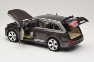 Audi Q7 4M Argus Brown Minichamps 1:18 5011407615 Metal - imagem 5 de 8