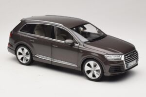 Audi Q7 4M Argus Brown Minichamps 1:18 5011407615 Metal - imagem 6 de 8
