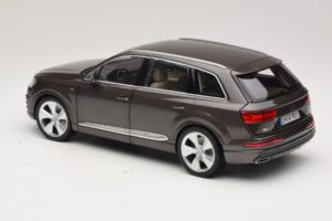 Audi Q7 4M Argus Brown Minichamps 1:18 5011407615 Metal - imagem 7 de 8
