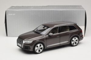 Audi Q7 4M Argus Brown Minichamps 1:18 5011407615 Metal - imagem 8 de 8