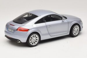 Audi TT 8N Silverblue Metallic Minichamps 1:18 100015020 Metal - imagem 3 de 8